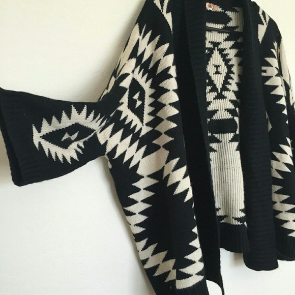 »SOLD on FB« Southwestern pattern cardigan - Picture 2 of 3