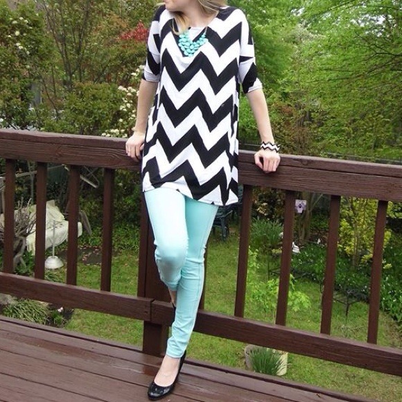 Host Pick 10/26 Geo Chevron Tunic - Picture 3 of 4