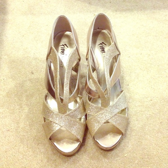 Gold glitter heals. Excellent condition. Size 9