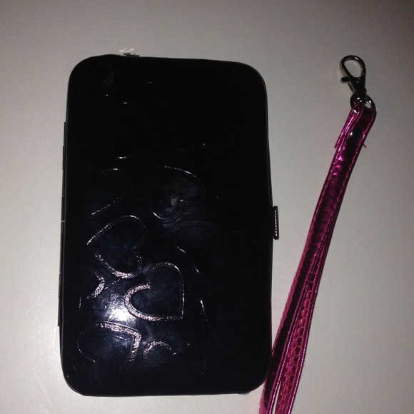 Black hearted designed phone/wallet wristlet - Picture 1 of 4