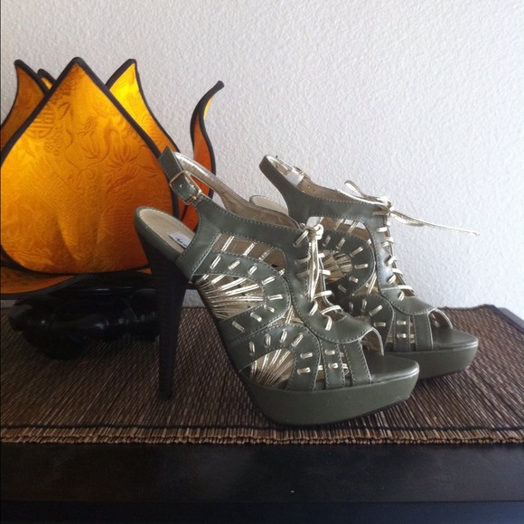 Clearing out my shoes! Almost everything $20! - Picture 2 of 4