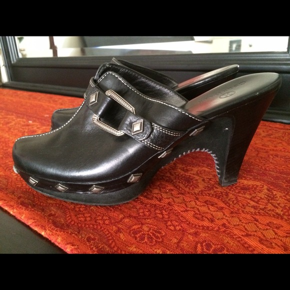 Clearing out my shoes! Almost everything $20! - Picture 4 of 4