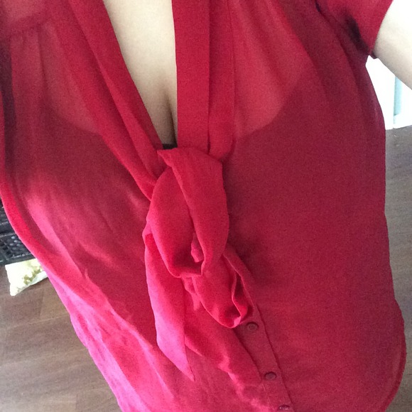 Red front tie shirt👍🏻 - Picture 2 of 2