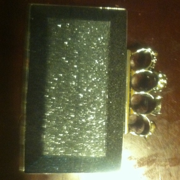 Skull ring clutch
