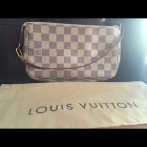 sold - authentic Louis Vuitton Pochette