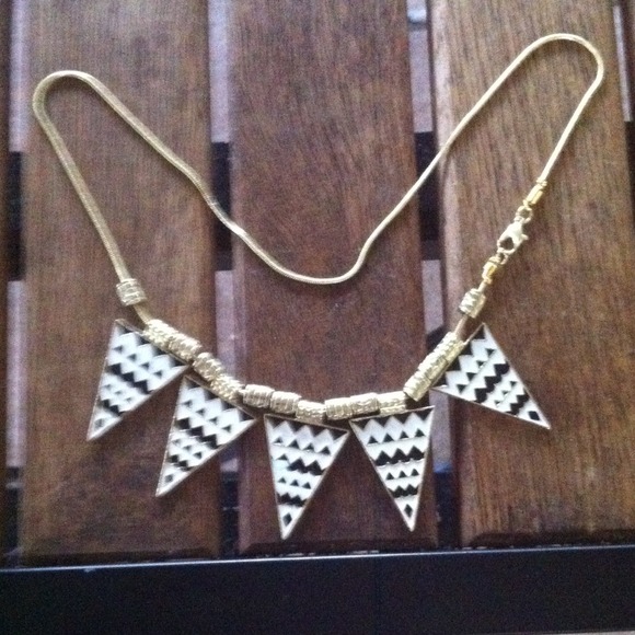 ๐HP๐Black and white gold toned state. necklace๐ฐ - Picture 2 of 2