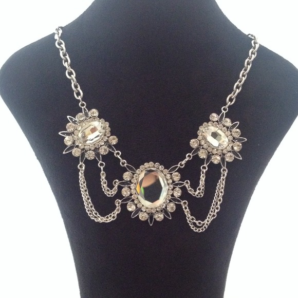 Jewelry - NEW 3 Floret Crystal Necklace