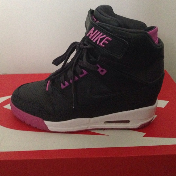 Nike Air Revolution. No trades.