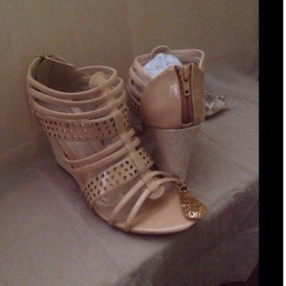 iPROMIISEu Shoes - 💖HP 💖Nude Vivite stripy wedges