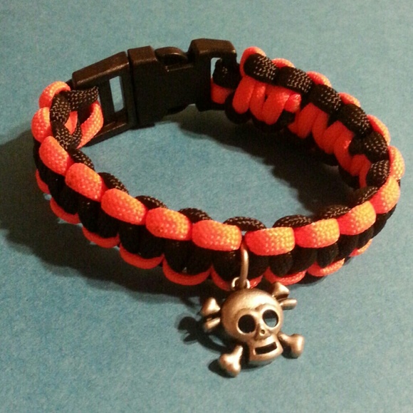 Survival paracord bracelet