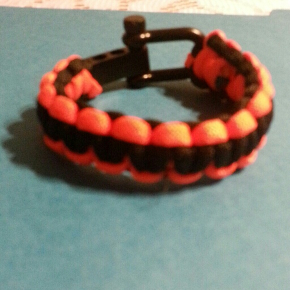 Survival paracord bracelet