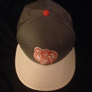 Boston celtics team hat - snap back/leather brim