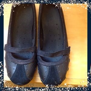 BLACK LEATHER SLIP ON SKECHERS   NEW