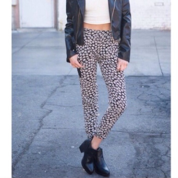 SOLD❤️❤️27 PP Brandy melville navy floral