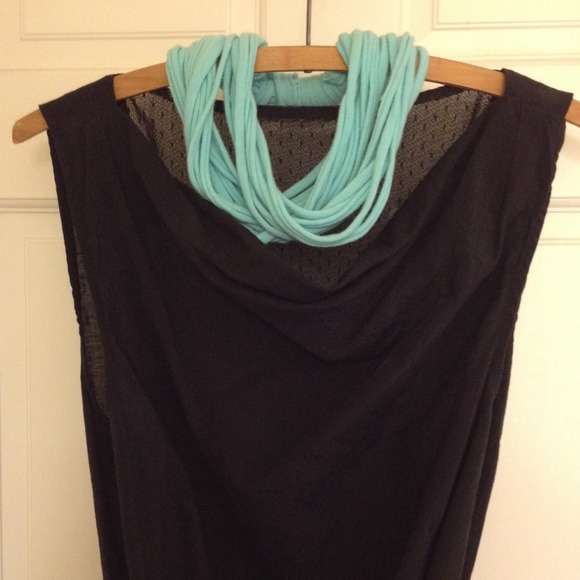 GAP Black Top & FREE turquoise t-shirt necklace!! - Picture 1 of 4