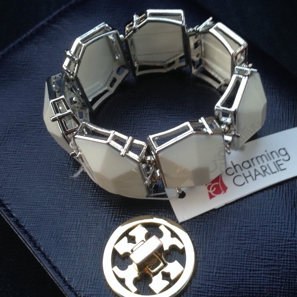 Ivory statement bracelet - Picture 2 of 2