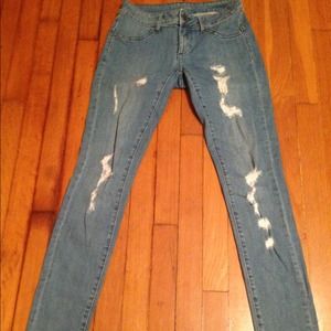 distressed skinnies🎉