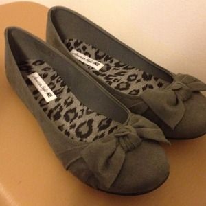 Gray Bow Flats