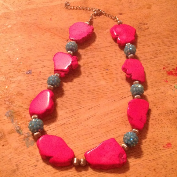 WOMANS BLINGY NECKLACE