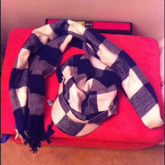 🚫On hold for @peach92273🚫hat & scarf combo