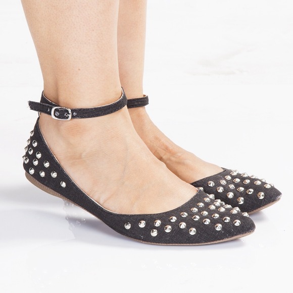 🎉HP!🎉F21 ankle strap flats with studs size 6.5