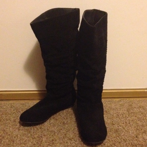 Black slouchy boots