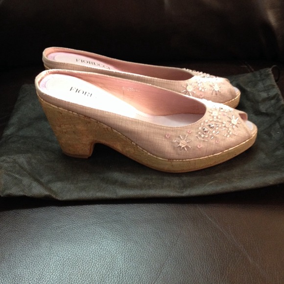 LIKE NEW Fiorucci Lavender Pink High Heel Wedges Size 8 - Picture 4 of 4