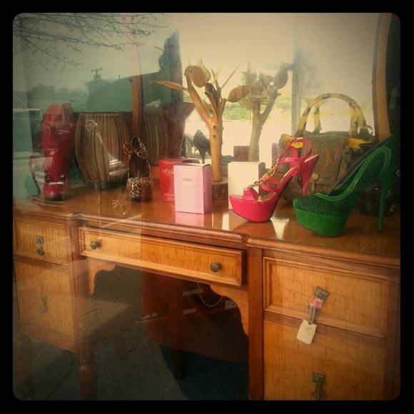 Tiger oak vanity - Picture 1 of 1