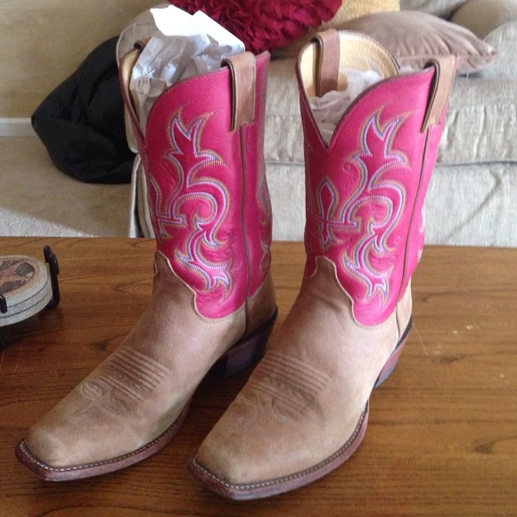 Hot pink Justin boots!!