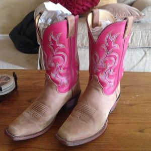 Hot pink Justin boots!!