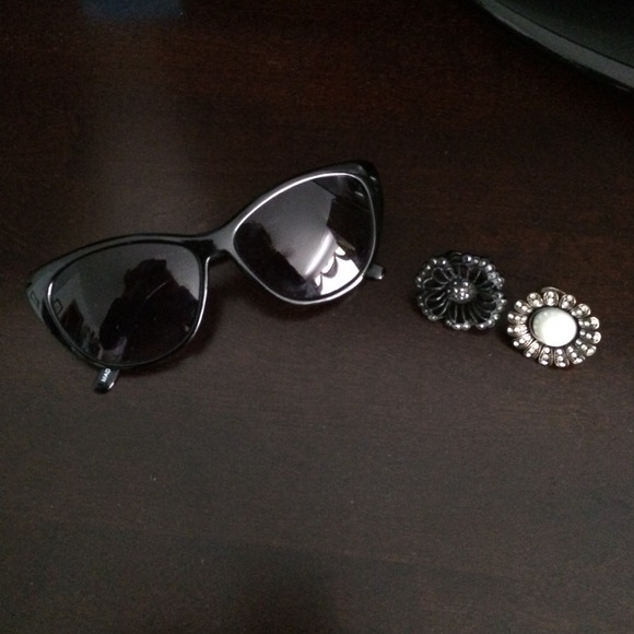 Cat eyed black sunglasses and ring bundle 😎