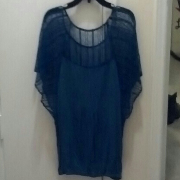 Torqoise lacey top.