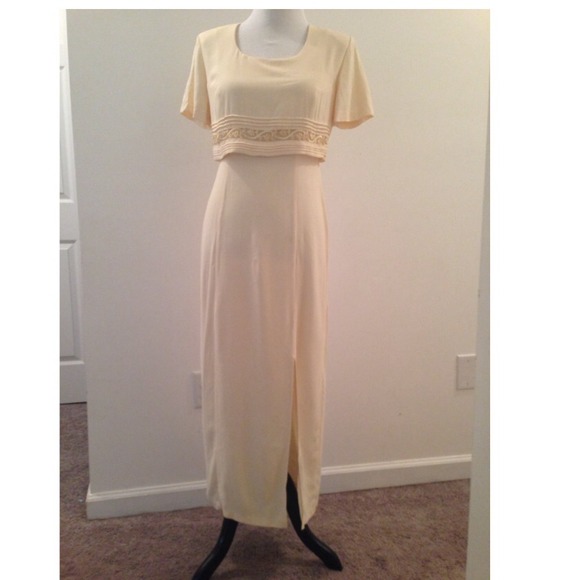 **Feminine light yellow dress