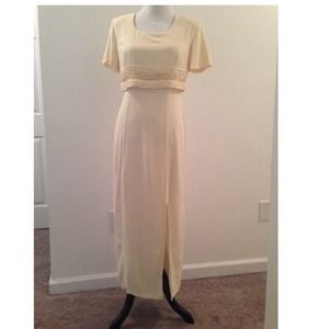 **Feminine light yellow dress