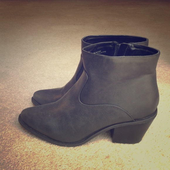 Grey Ecoté Boots