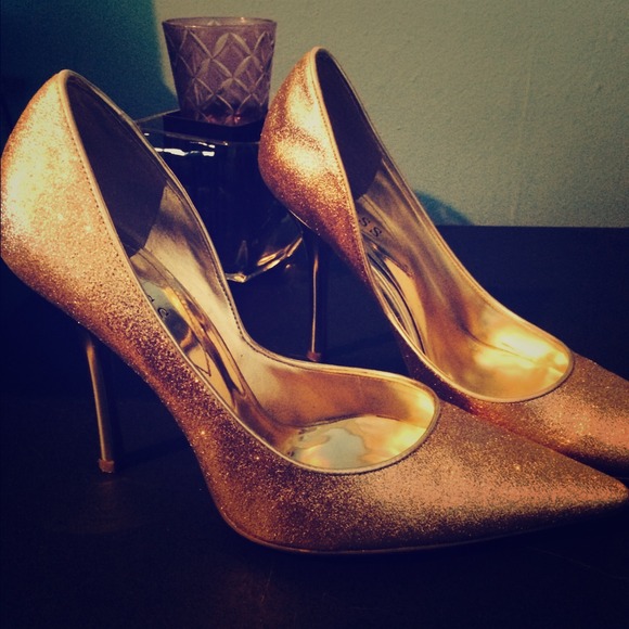 Guess Sparkly Gold texture pumps. Size 9.5M