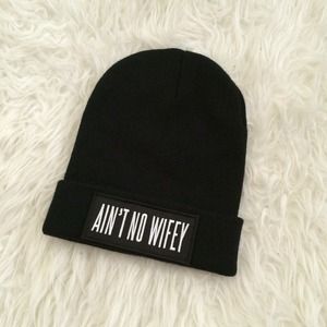 Dimepiece LA "Ain't no wifey" beanie in black