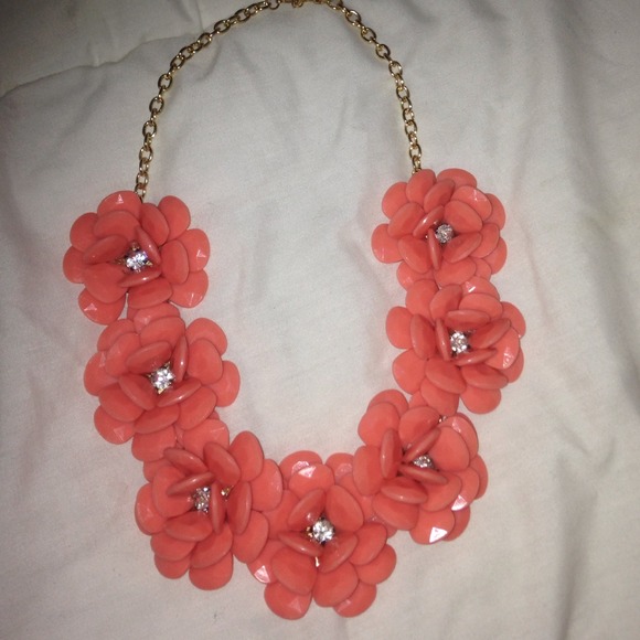 7 flower statement necklace