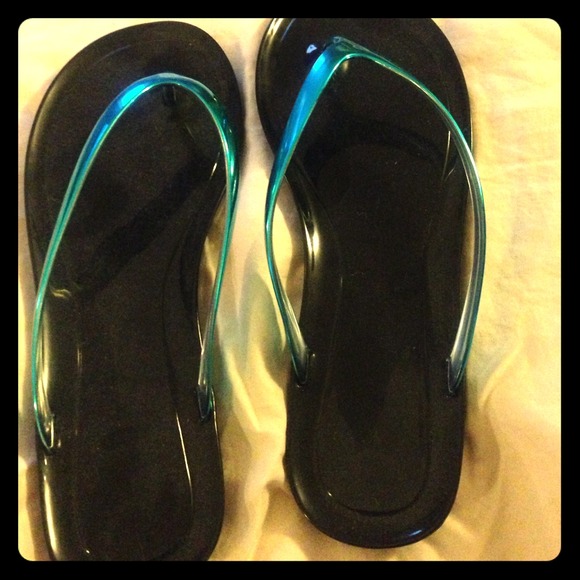 Brand new. Teal and black. Says size 7-8