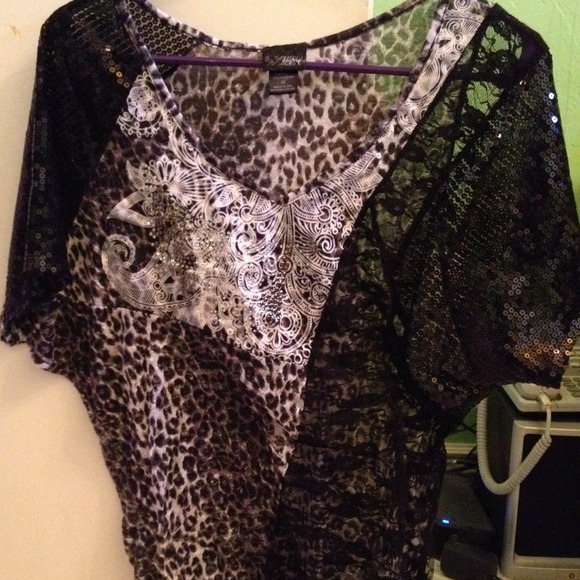 Medium DAYTRIP shirt