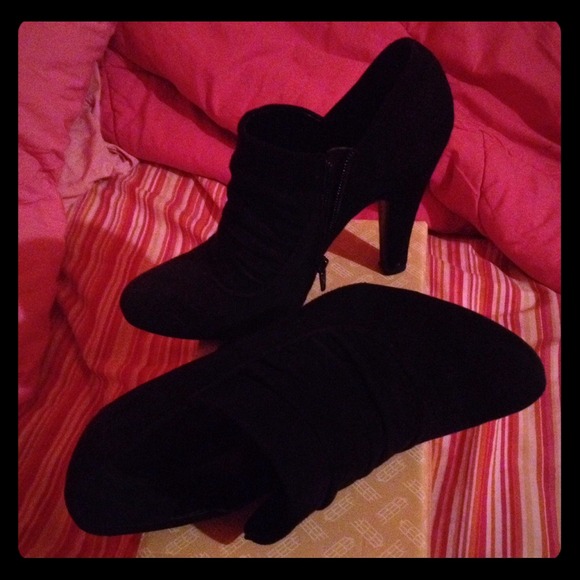 Suede Nine West heels