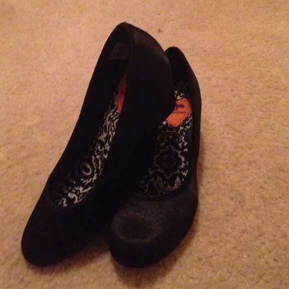 Black wedges