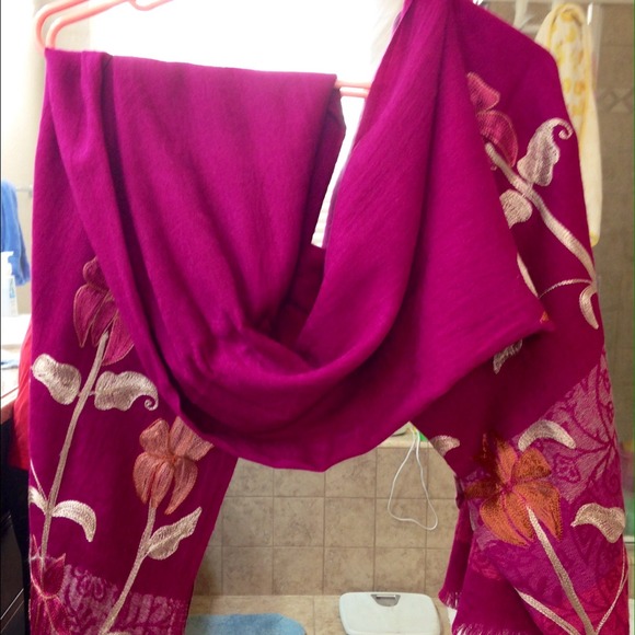 (REDUCED) Hot pink shawl, stall or scarf. - Picture 3 of 4