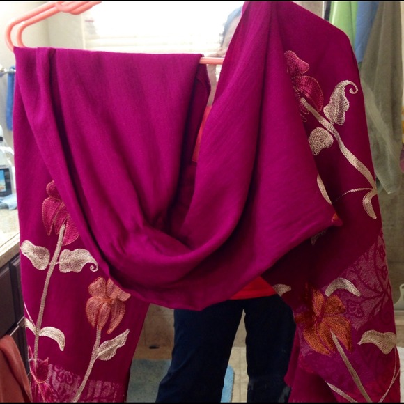 (REDUCED) Hot pink shawl, stall or scarf. - Picture 4 of 4