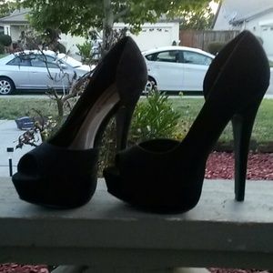Breckelle peep toe pumps 5.5
