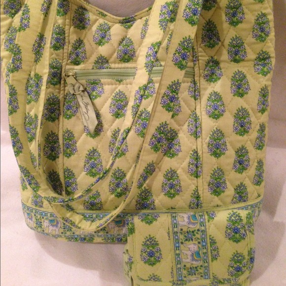 Vera Bradley Handbags - SALE🎉SALE VERA BRADLEY BAG AND WALLET $25 SALE🎉