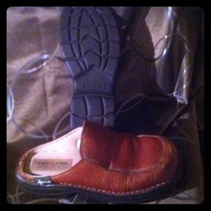 EASTLAND Brown Leather Mules