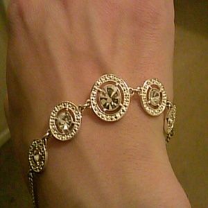 AVON! !!BEAUTIFUL SPARKLING BRACELET