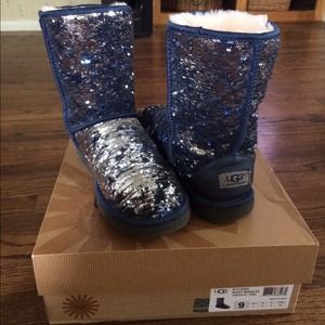 REDUCED!!!! LIKE-NEW UGGS SIZE 9
