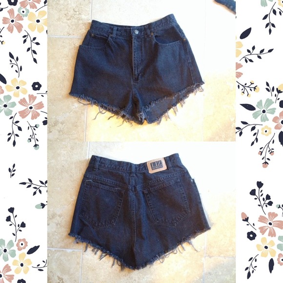 VINTAGE Black high waisted shorts